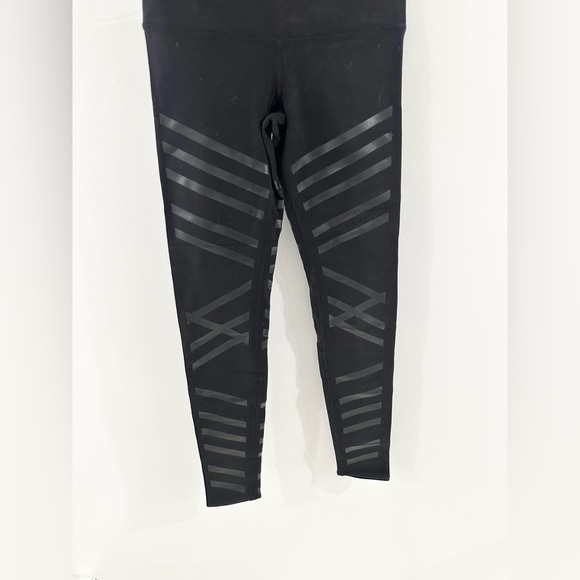 ALO Yoga Linear Striped Airbrush Leggings Black Size Small - Picture 4 of 6